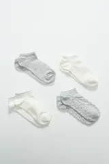 Pack de cuatro pares de medias soquete de lurex en colores gris y blanco, con diferentes texturas.