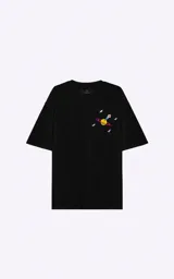 Remera negra de corte holgado con estampado en la espalda de un paisaje surrealista con planetas, lunas, escaleras y figuras geométricas.