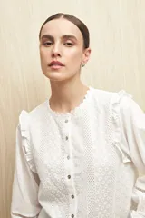 Blusa blanca de algodón bordado con encaje y volados, de mangas 3/4 con elástico.