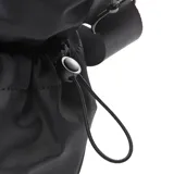 Bolso negro de tela con múltiples bolsillos externos, forro interior textil y correa de hombro ajustable.