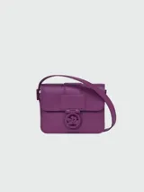 Cartera bandolera Longchamp modelo Box Trot, color violeta, con correa ajustable y logo en el cierre.