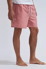 Short de baño rosado con cordón ajustable en la cintura.