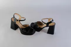 Sandalias de cuero color peltre con plataforma y pulsera al tobillo. Taco cuadrado de 9 cm de altura.