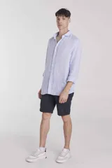 Camisa celeste de lino, de corte clásico, manga larga y cuello italiano.