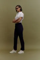 Camisa blanca de manga corta, con cuello camisero y botones frontales. Presenta un corte entallado al cuerpo.