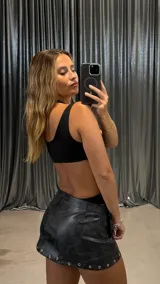 Body negro con escote halter y aberturas laterales.