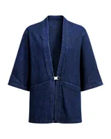 Kimono de denim azul oscuro con lavado artesanal, mangas 3/4, bolsillos frontales y cierre con herraje metálico.