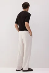 Pantalón color crema de corte ancho, con cintura elástica ajustable con cordón. Confeccionado en tejido de mezcla de lino y viscosa.