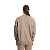 Buzo Nike Club Fleece color marrón claro con logo pequeño bordado en blanco en el pecho.