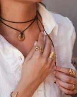 Anillo ancho de alpaca con textura irregular.