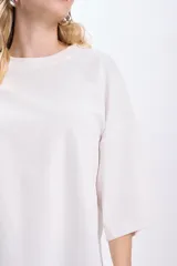 Remera blanca de corte amplio con mangas cortas anchas y cuello redondo.