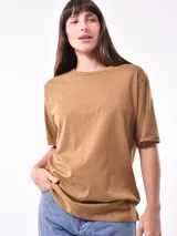 Remera color marrón claro, de corte recto y mangas cortas.
