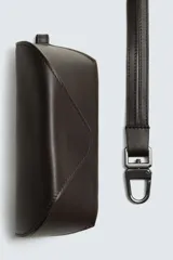 Funda de gafas de cuero marrón oscuro con cierre a presión y asa de mano.