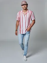 Camisa de hombre de manga corta con rayas verticales rosas y blancas, cuello americano y cierre con botones.