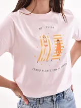 Remera lila con estampado frontal con la frase "Gracias por nada".