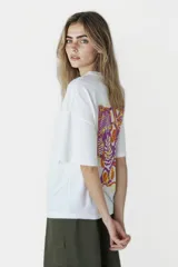 Remera blanca de corte holgado con estampado pequeño en el centro del pecho con la frase "New World" en color naranja.