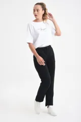Pantalón deportivo color beige con tiro alto y cintura elástica, ideal para entrenamiento.