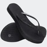 Ojotas Havaianas Slim Flatform Sparkle color gris con glitter en las tiras y suela lateral.