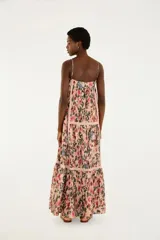 Vestido largo de tirantes finos con estampado floral, escote cuadrado y capas fluidas.