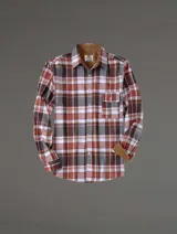 Camisa de cuadros con cuello de pana, cierre de botón y un solo bolsillo en el pecho, fabricada en algodón y poliéster.