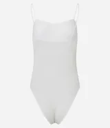 Body femenino de microfibra seamless, color blanco, con escote diferenciado y breteles finos. Presenta una textura sutil en el tejido.