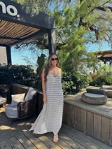 Vestido de jersey con estampado de rayas horizontales en blanco y azul marino, de corte holgado y tirantes finos.