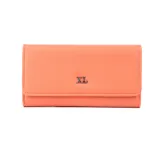 Billetera naranja de símil cuero con cierre de solapa y herrajes plateados. Cuenta con 10 compartimentos y un bolsillo interno con cierre.