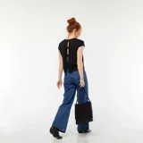 Camiseta negra de manga corta con espalda abierta y lazos.