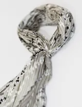 Pañuelo de satén color gris con estampado de flores blancas y negras.