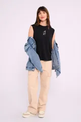Campera de jean celeste con cuello clásico, cierre frontal con botones metálicos, bolsillos con solapa en el pecho y mangas largas con puños abotonados.