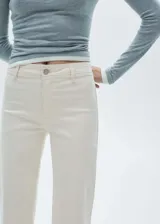 Pantalón de jean color crudo, corte culotte, tiro alto, con cierre de cremallera y botón, trabillas, bolsillos traseros, bajo deshilachado y tejido elástico.