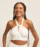 Blusa cropped blanca con lazo en el cuello, busto cruzado y lastex en la espalda.