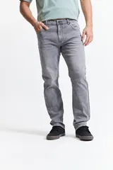 Pantalón de jean azul oscuro, corte recto, tiro medio, con bolsillos delanteros y traseros, y presillas para cinturón.