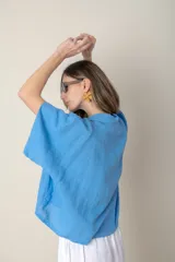 Chaqueta italiana de lino color blanco, de corte suelto y amplio, con cierre de un botón. Talle único oversize hasta XL.