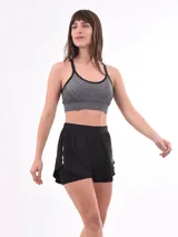 Short deportivo negro con calza interna ajustada y cintura elástica.