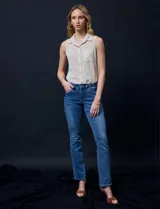Pantalón de jean elastizado azul, marca Royalty, de corte recto.