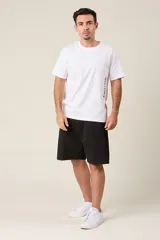 Bermuda azul marino de corte suelto en friza melange, con cintura elástica, cordón de ajuste y bolsillos laterales.