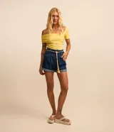 Short baggy de jeans azul oscuro, con cintura alta, trabillas, bolsillos y ruedo doblado. Incluye cinturón de cordón color crudo con borlas.