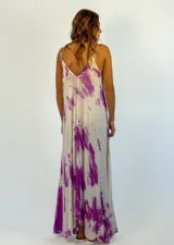 Vestido largo de tirantes finos con estampado tie-dye en tonos grises y blancos.