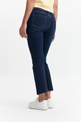 Jean de corte recto, tiro medio, color azul oscuro.