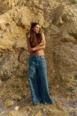 Pantalón de jean tiro medio, corte oversize y pierna ancha, con estampado láser acebrado tipo cebra.