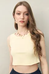 Crop top sin mangas color coral, de cuello redondo y tejido acanalado.