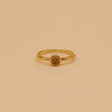 Anillo dorado con circonias, de oro 10k.