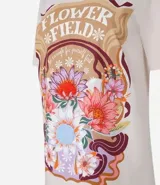 Remera color crema de algodón con estampa floral, cuello redondo y manga corta.