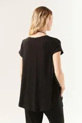 Remera negra de algodón, de corte holgado y mangas cortas.