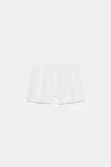 Shorts de tiro medio confeccionados en lino blanco, con cintura elástica y bolsillos laterales ocultos.