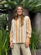 Sweater color amarillo con diseño de trenzas verticales en color crema.
