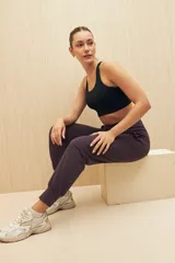 Pantalón babucha elastizado color azul con tiro alto, faja ancha en la cintura, puños en los tobillos y bolsillos laterales.