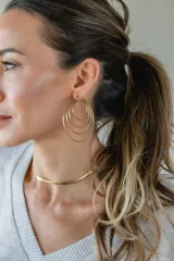 Aros de acero quirúrgico con baño de oro de 18k, con diseño de aros múltiples.