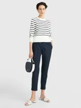 Pantalón de corte cónico Tommy Hilfiger, modelo 1985 Collection, color azul marino. Confeccionado en mezcla de algodón orgánico, con cintura elástica, cierre de botones y bolsillos traseros de ojal.